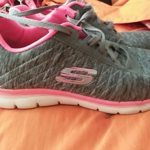 SOLD - WOMENS SKECHERS Size 11